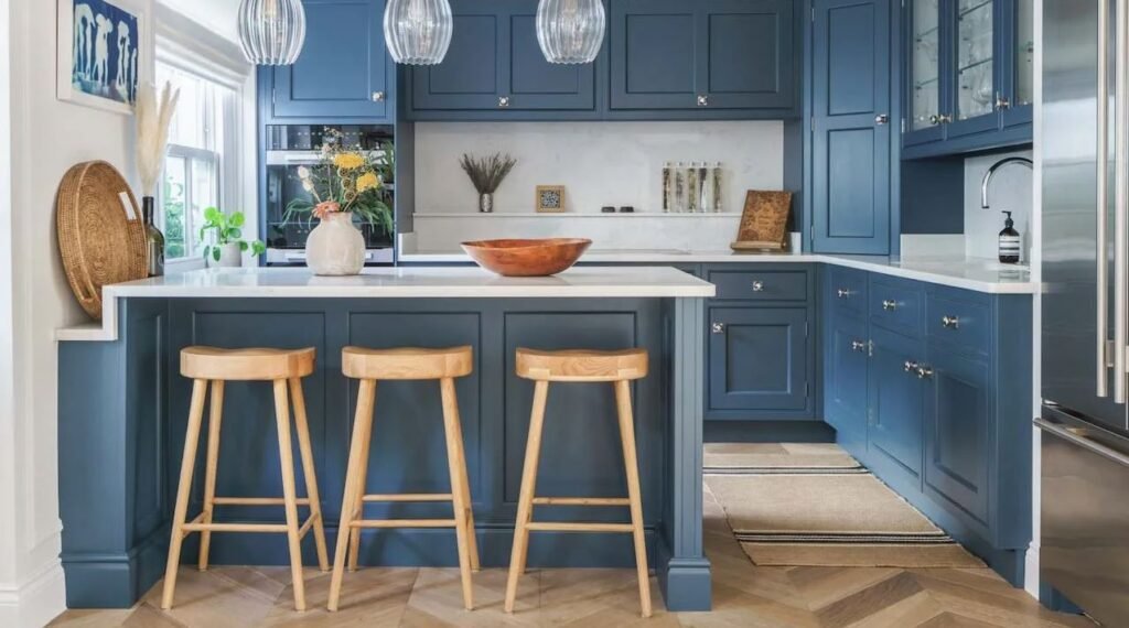 Kitchen with breakfast counter